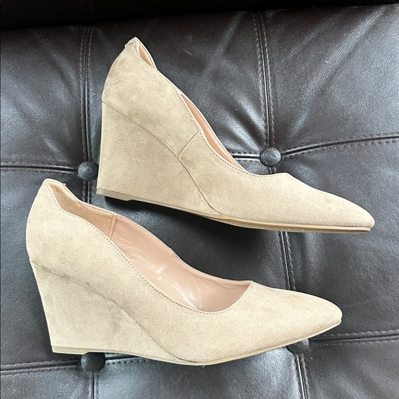 Bandolino Shoes - Bandolino Beige Wedge Heels Size 10M Almond Toe Classic Pump